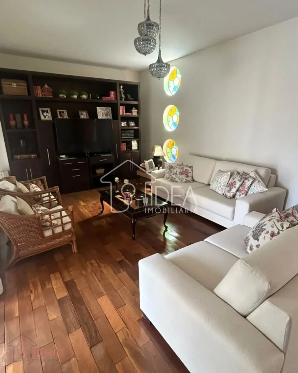 Imagens do imóveis Casa à Venda com 3 Dormitórios e 3 Vagas de Garagem na Vila Central