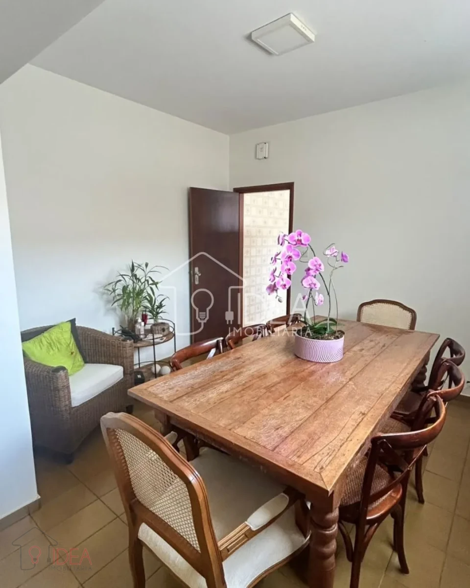 Imagens do imóveis Casa à Venda com 3 Dormitórios e 3 Vagas de Garagem na Vila Central