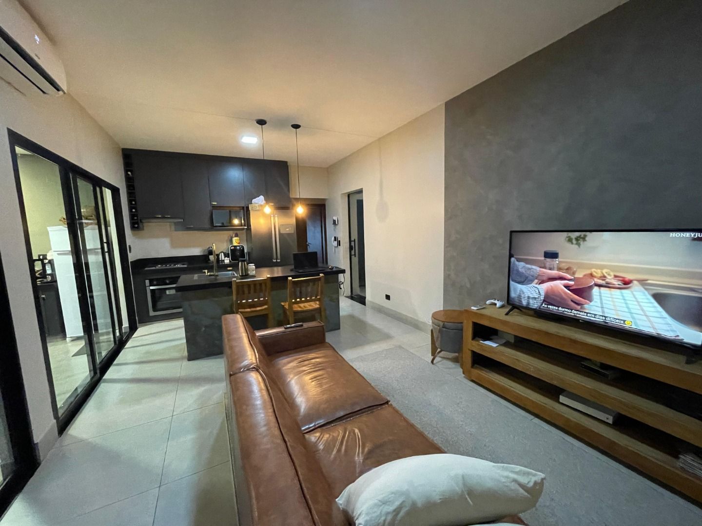Casa com 2 dormitórios (sendo 1 com closet) Jardim Canadá