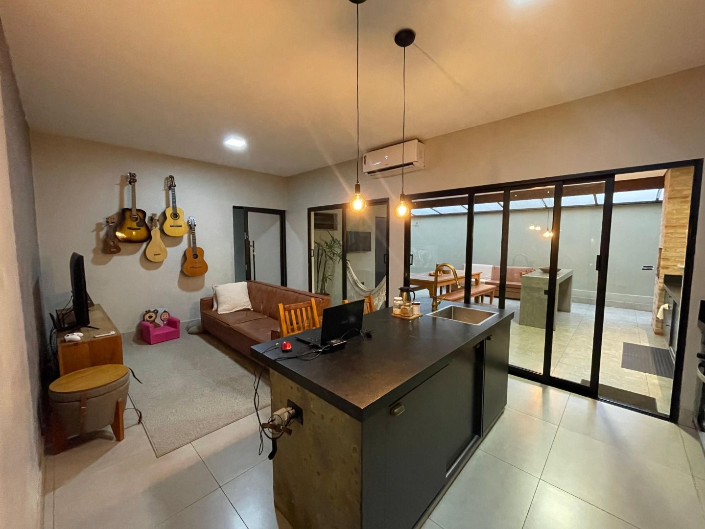 Casa com 2 dormitórios (sendo 1 com closet) Jardim Canadá