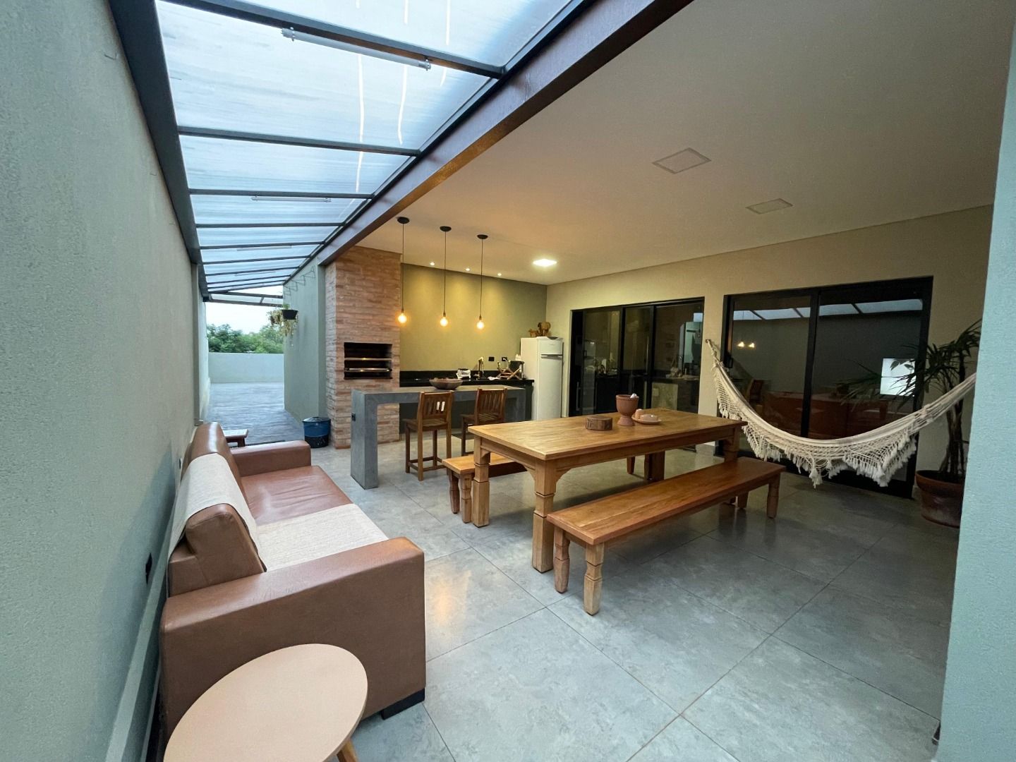 Casa com 2 dormitórios (sendo 1 com closet) Jardim Canadá