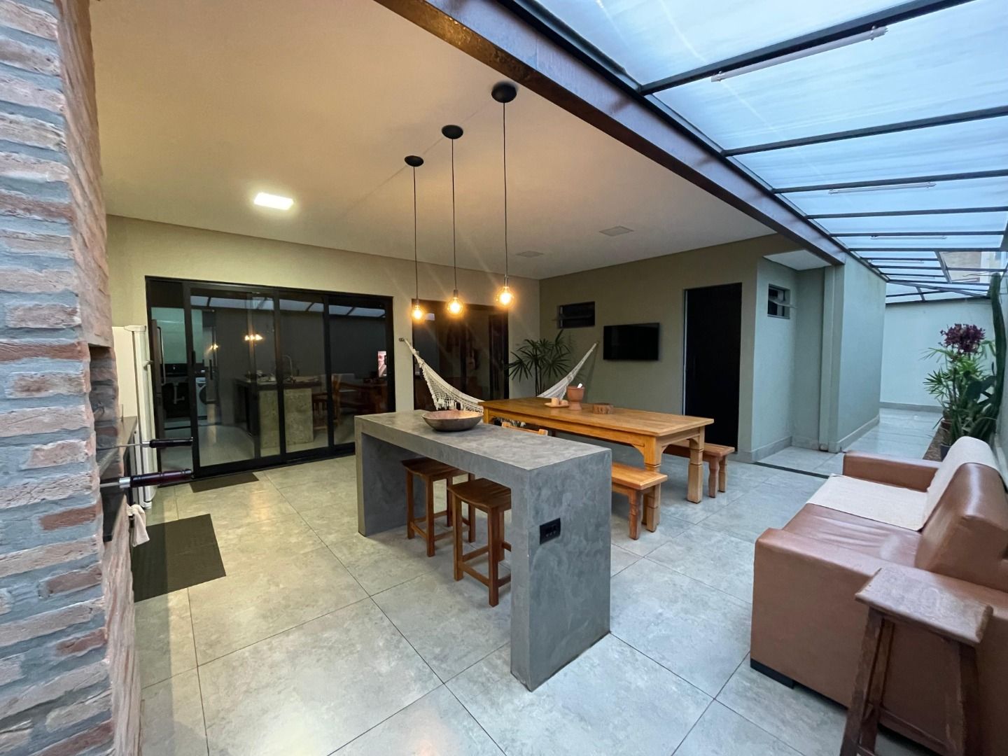 Casa com 2 dormitórios (sendo 1 com closet) Jardim Canadá