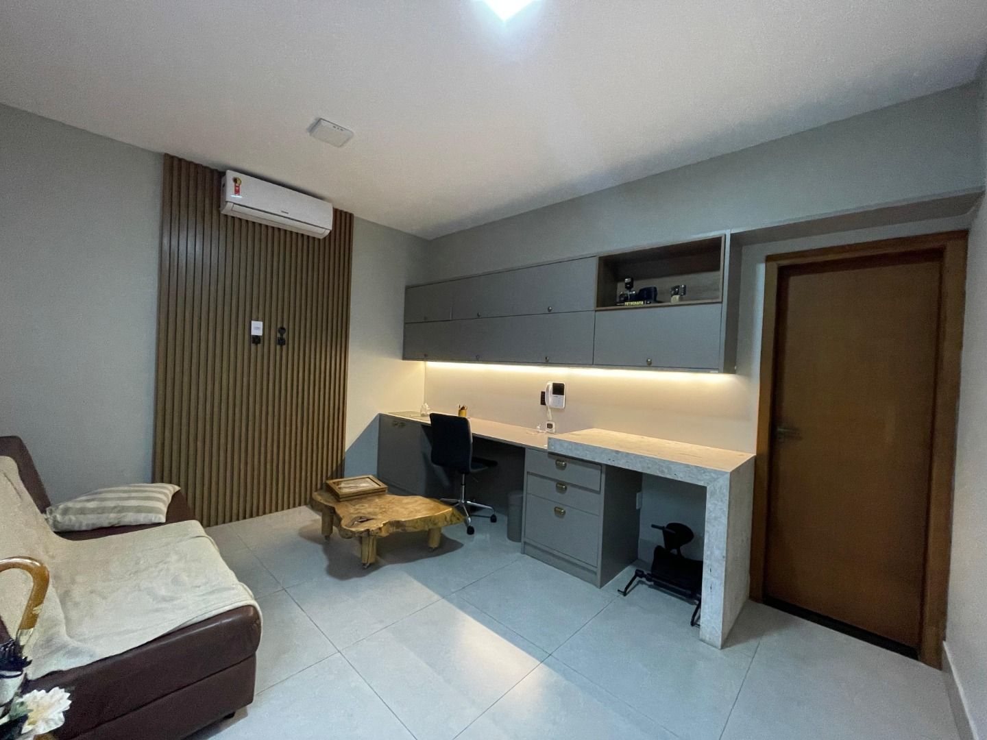 Casa com 2 dormitórios (sendo 1 com closet) Jardim Canadá