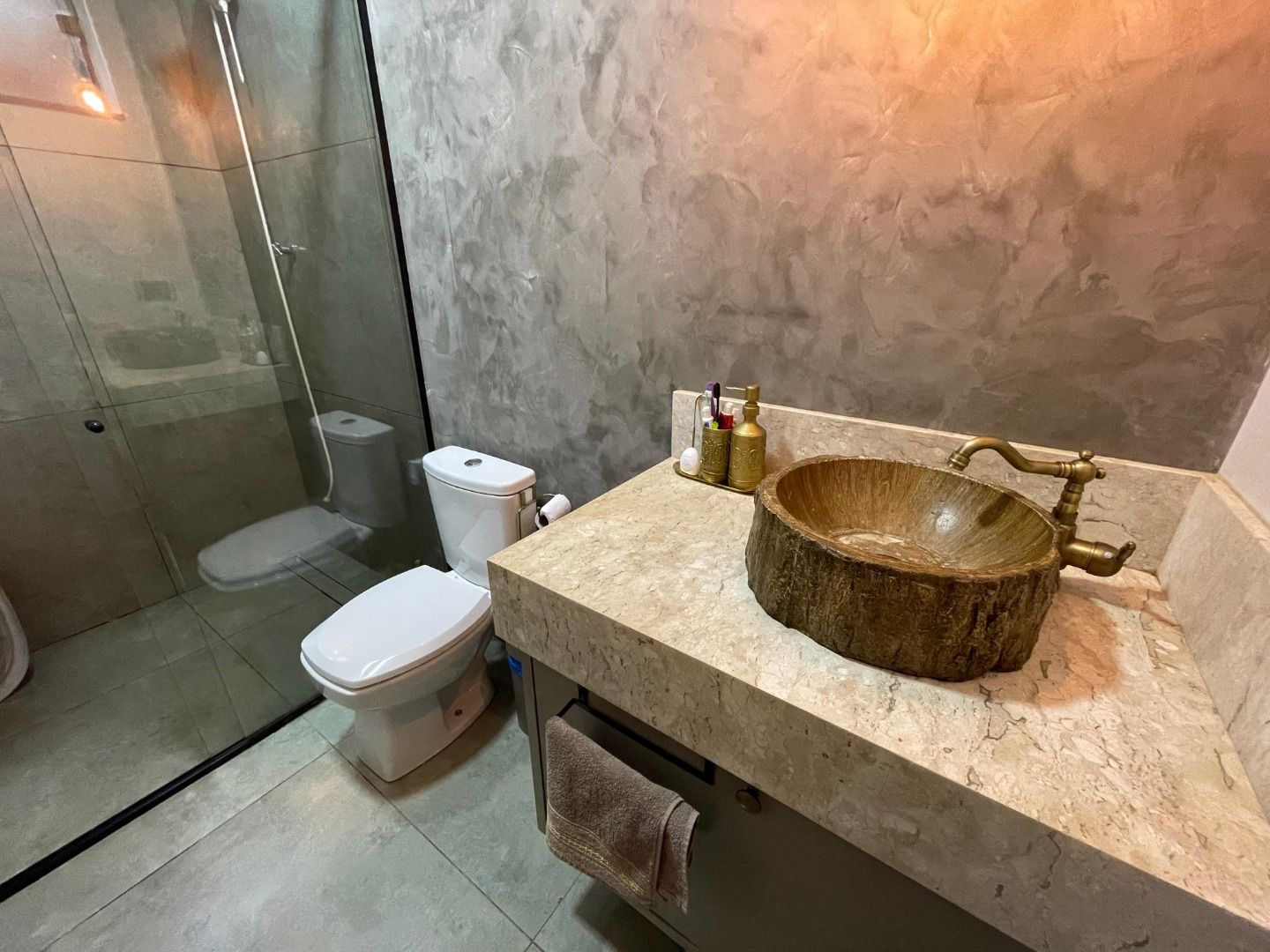 Casa com 2 dormitórios (sendo 1 com closet) Jardim Canadá