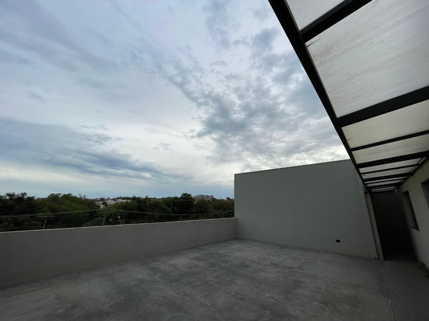 Casa com 2 dormitórios (sendo 1 com closet) Jardim Canadá