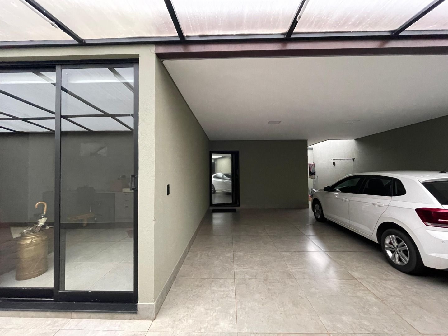 Casa com 2 dormitórios (sendo 1 com closet) Jardim Canadá
