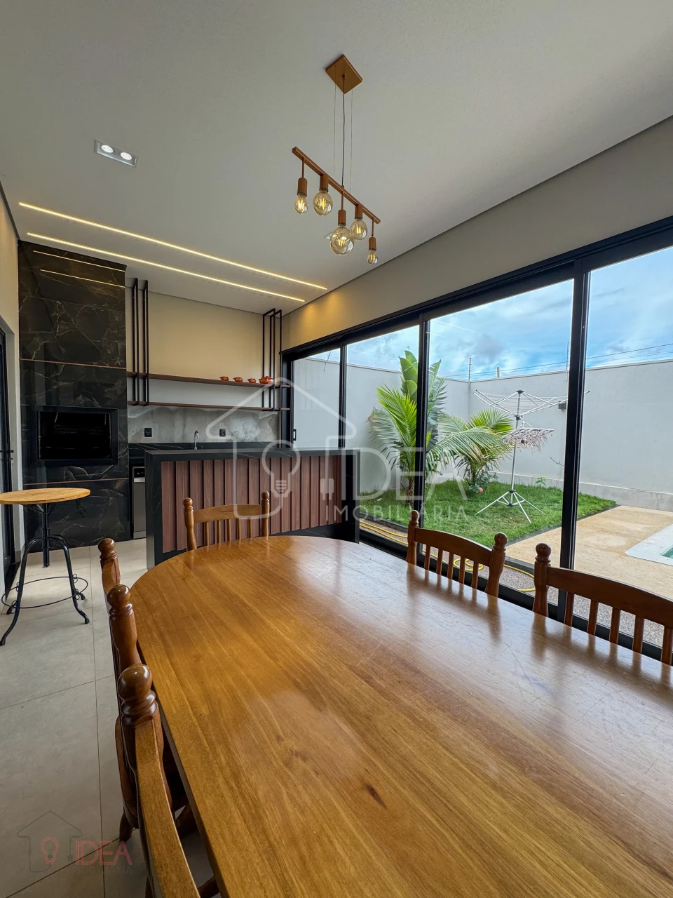Casa com 3 dormitórios (sendo 2 suíte e 1 com closet) Jardim Valência