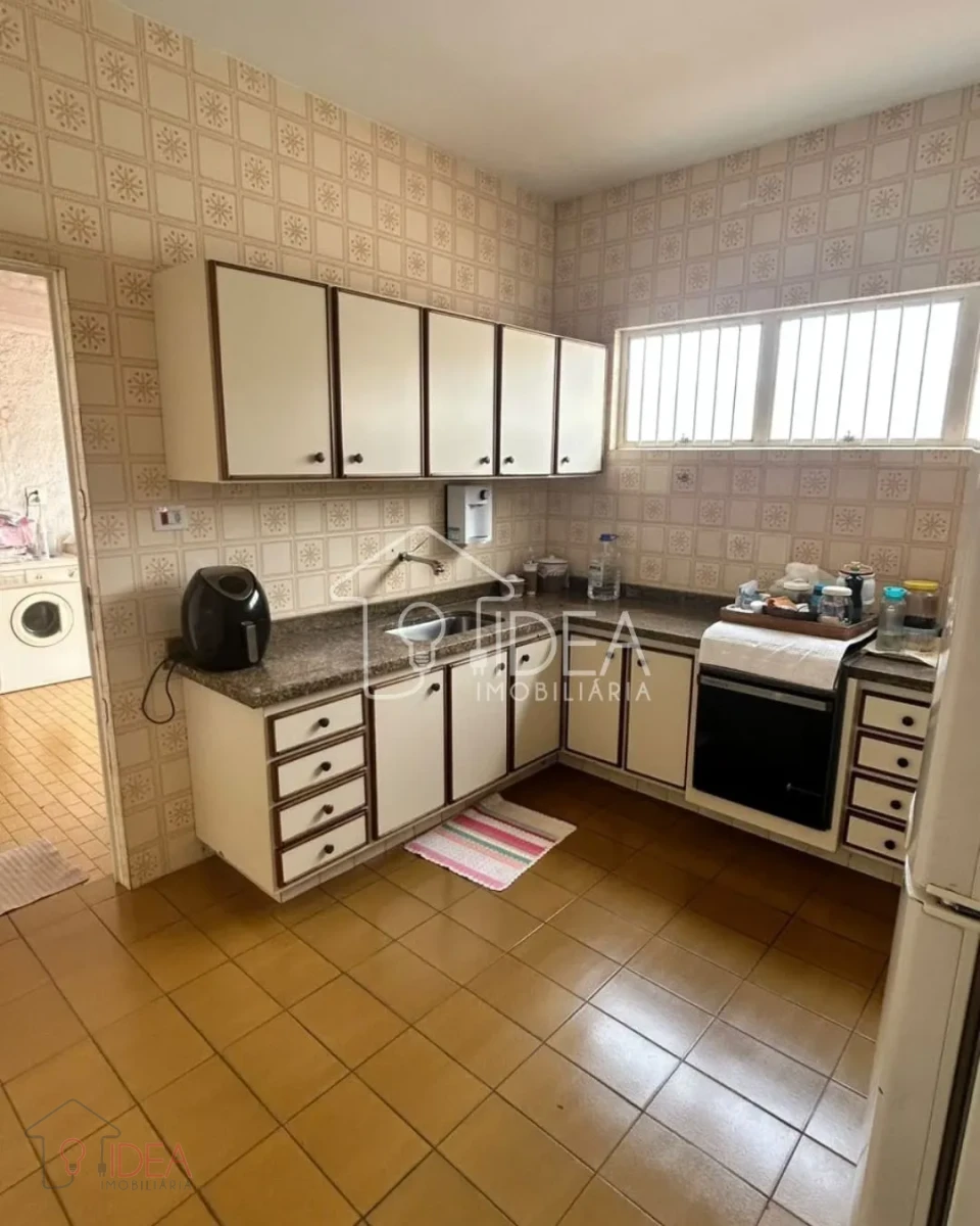 Imagens do imóveis Casa à Venda com 3 Dormitórios e 3 Vagas de Garagem na Vila Central
