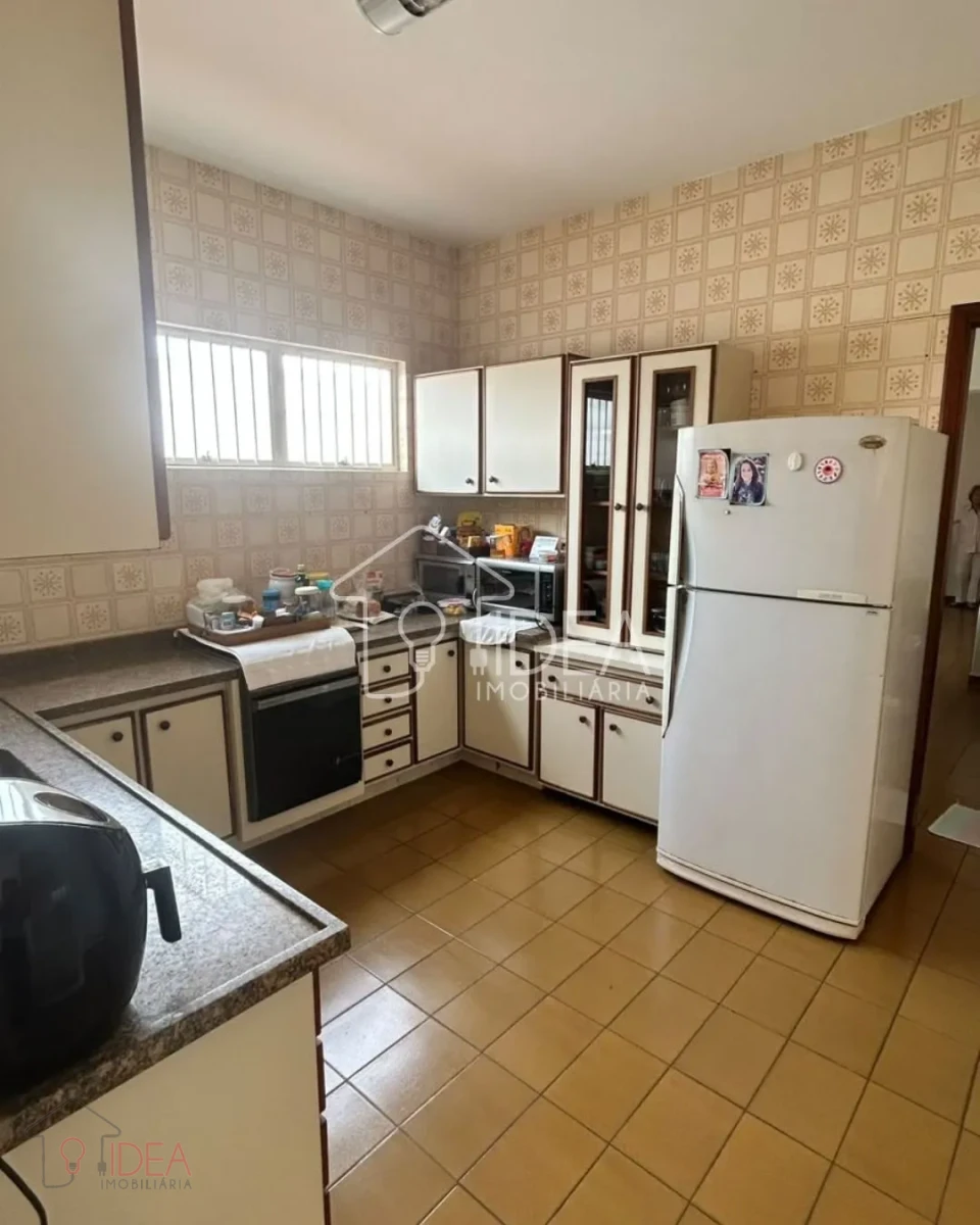 Imagens do imóveis Casa à Venda com 3 Dormitórios e 3 Vagas de Garagem na Vila Central