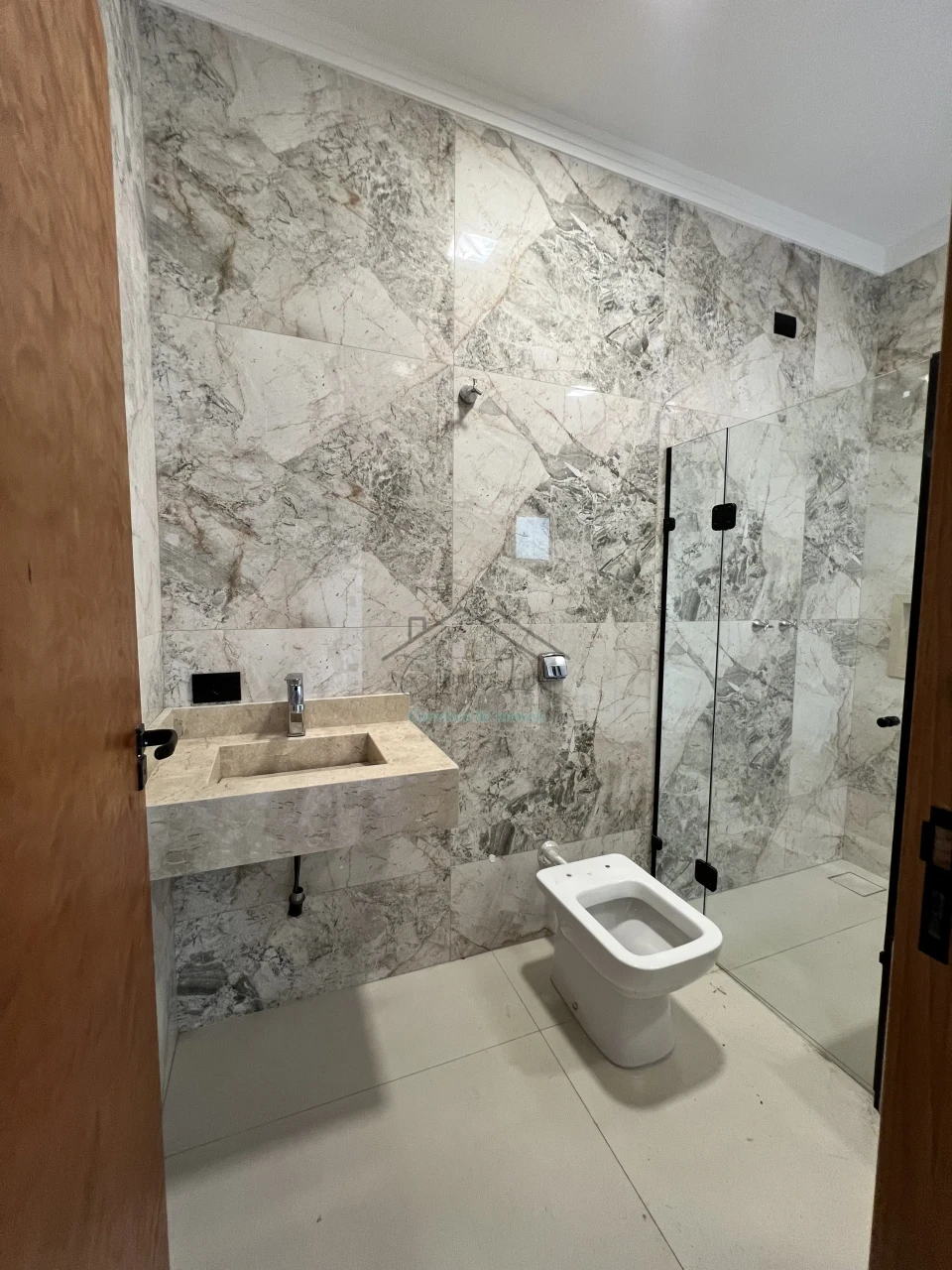 Imagens do imóveis Vende-se casa de esquina com hidromassagem próxima ao Aeroporto