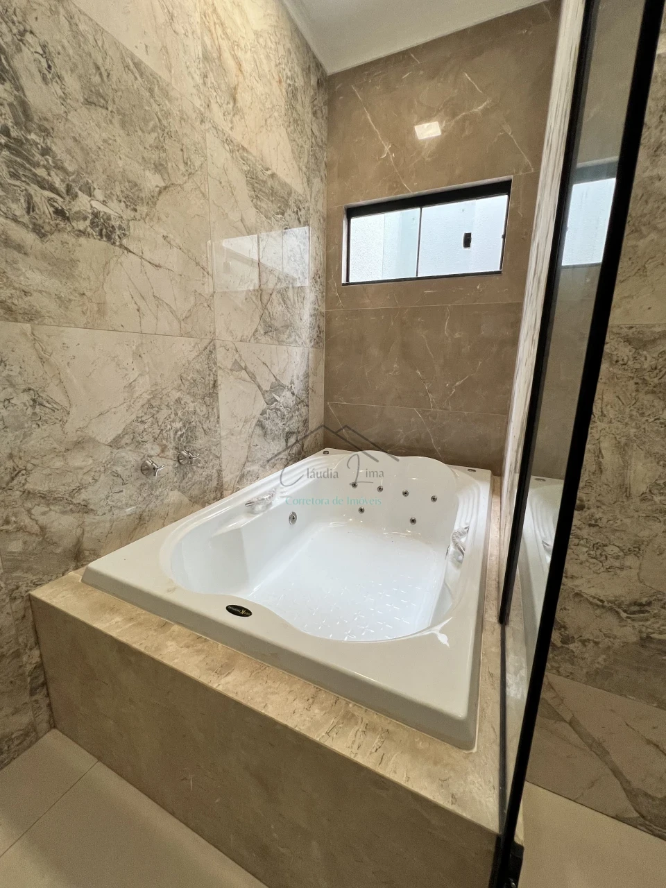 Imagens do imóveis Vende-se casa de esquina com hidromassagem próxima ao Aeroporto