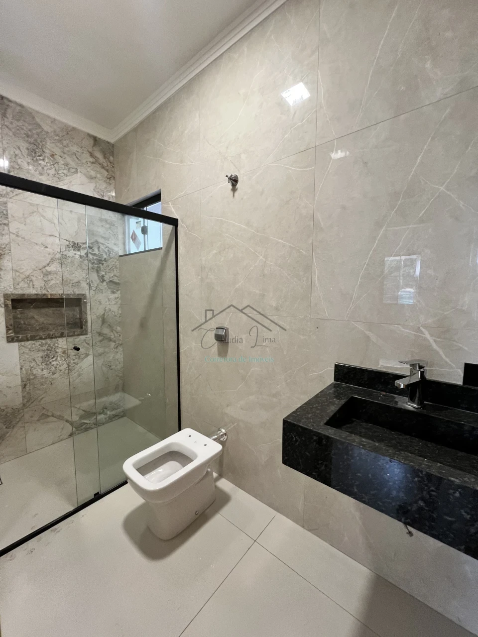 Imagens do imóveis Vende-se casa de esquina com hidromassagem próxima ao Aeroporto