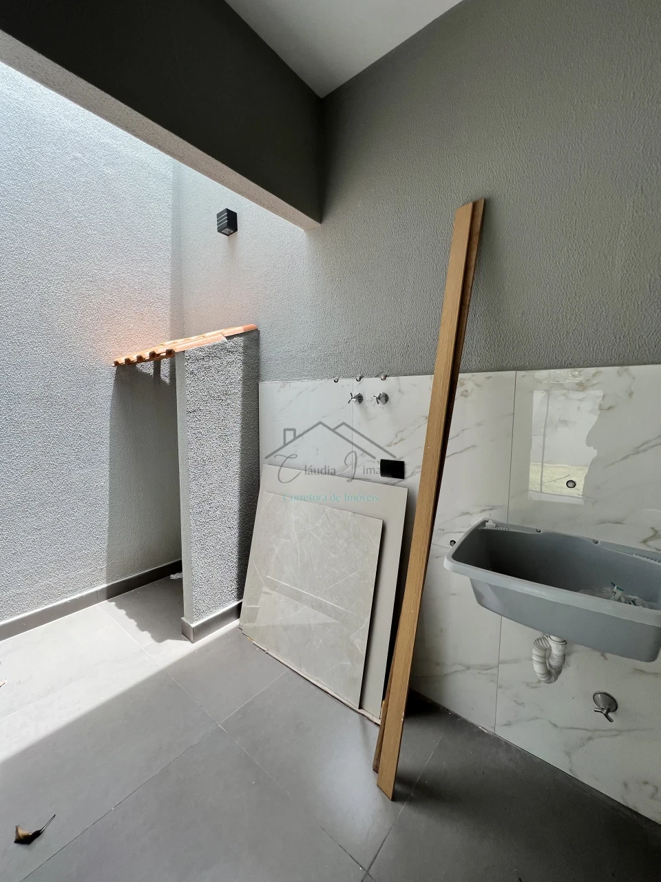 Imagens do imóveis Vende-se casa de esquina com hidromassagem próxima ao Aeroporto