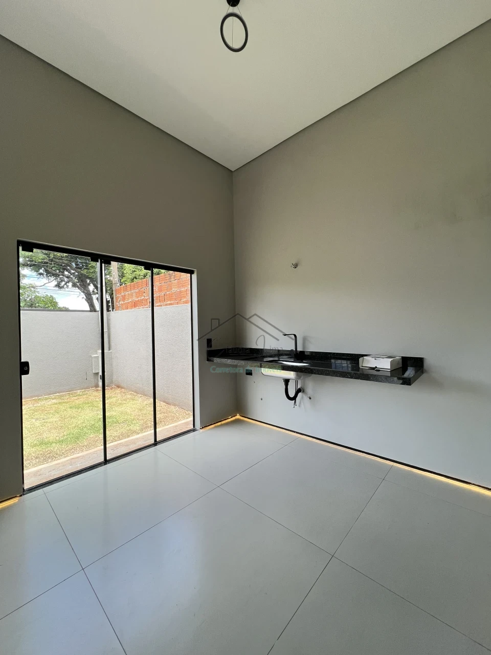 Imagens do imóveis Vende-se casa de esquina com hidromassagem próxima ao Aeroporto