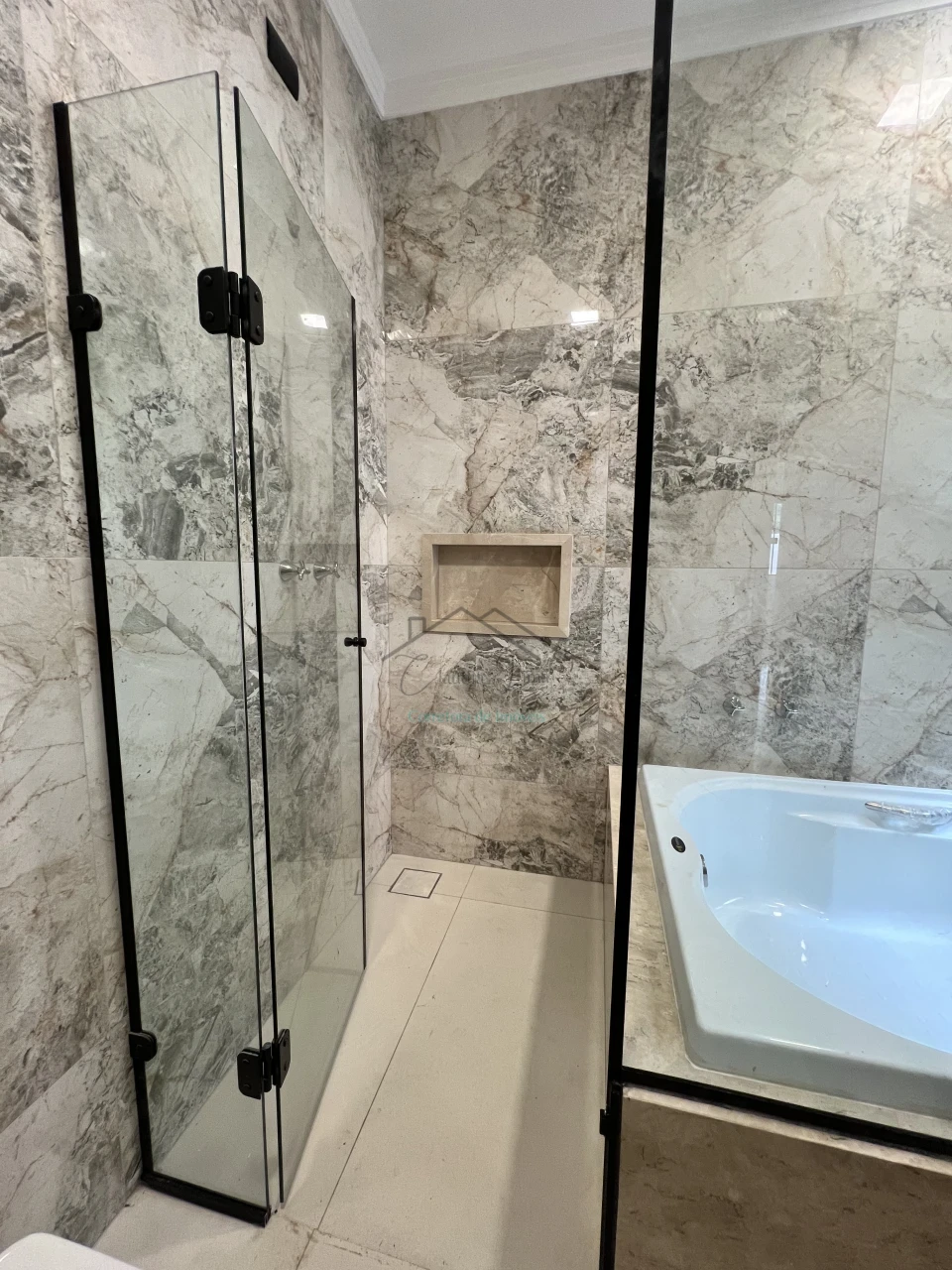 Imagens do imóveis Vende-se casa de esquina com hidromassagem próxima ao Aeroporto