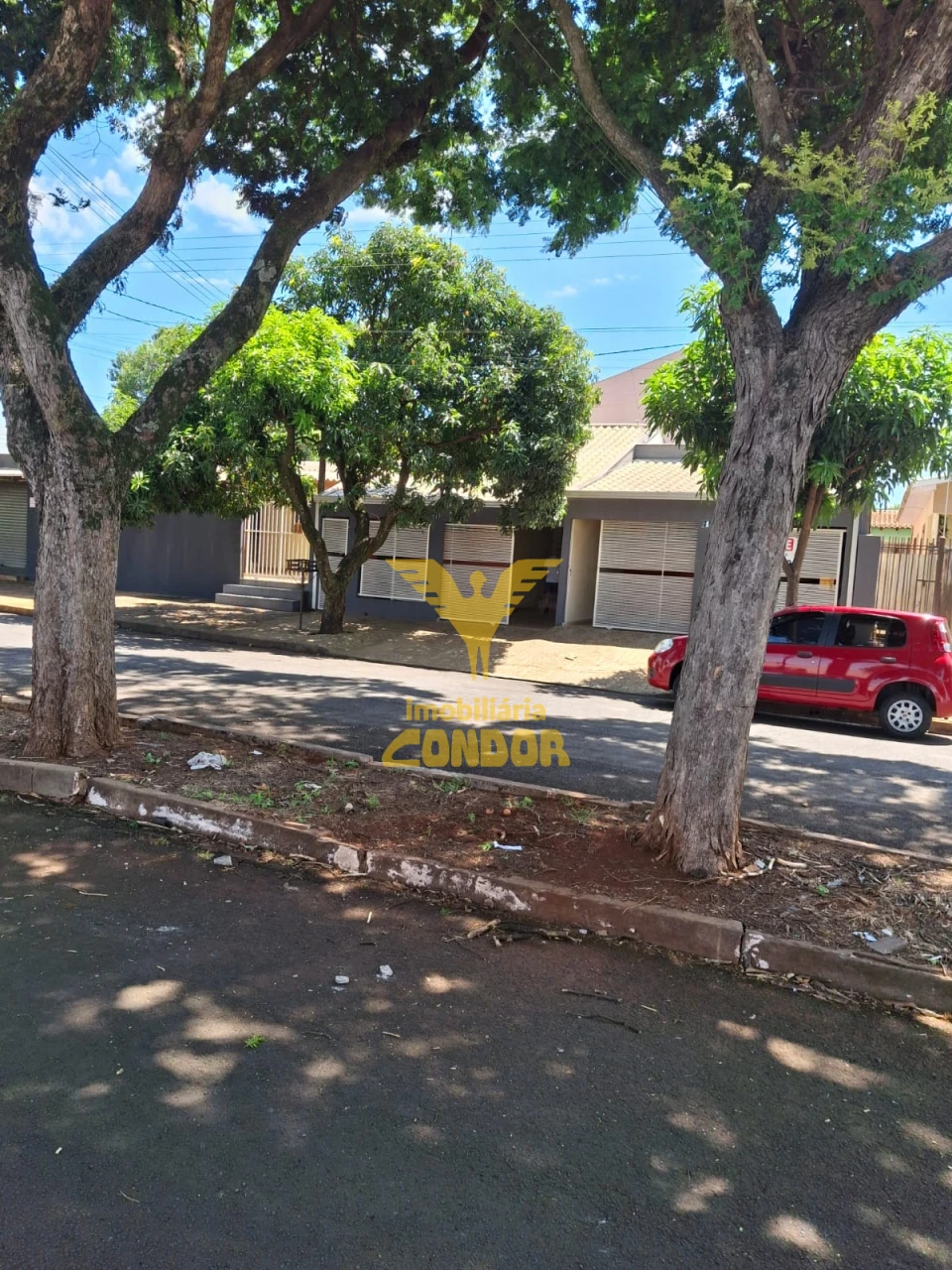 Salão Comercial com casas geminadas