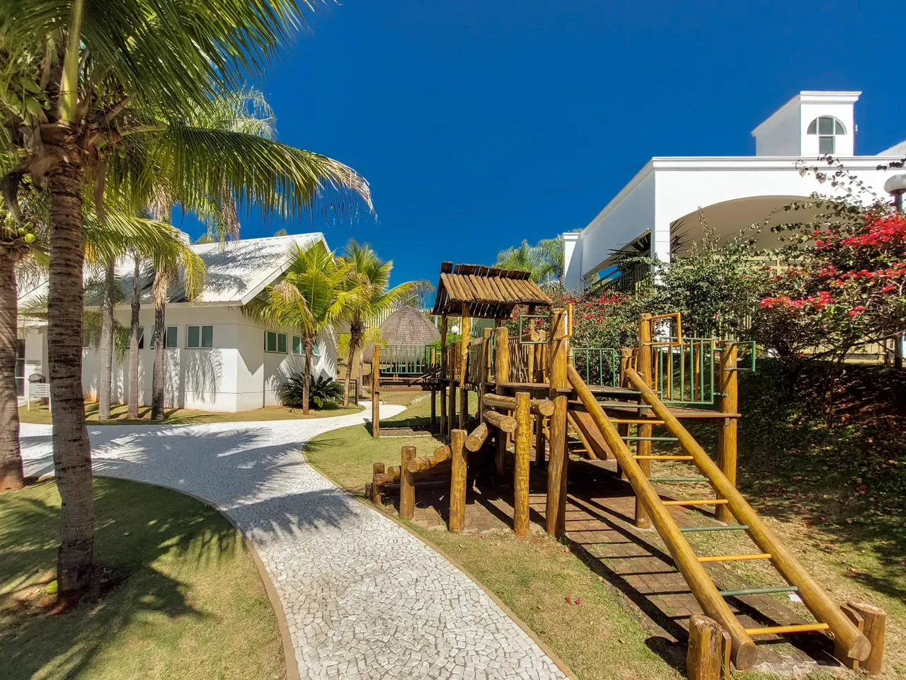 CONDOMINIO GOLDEN HILL RESIDENCE