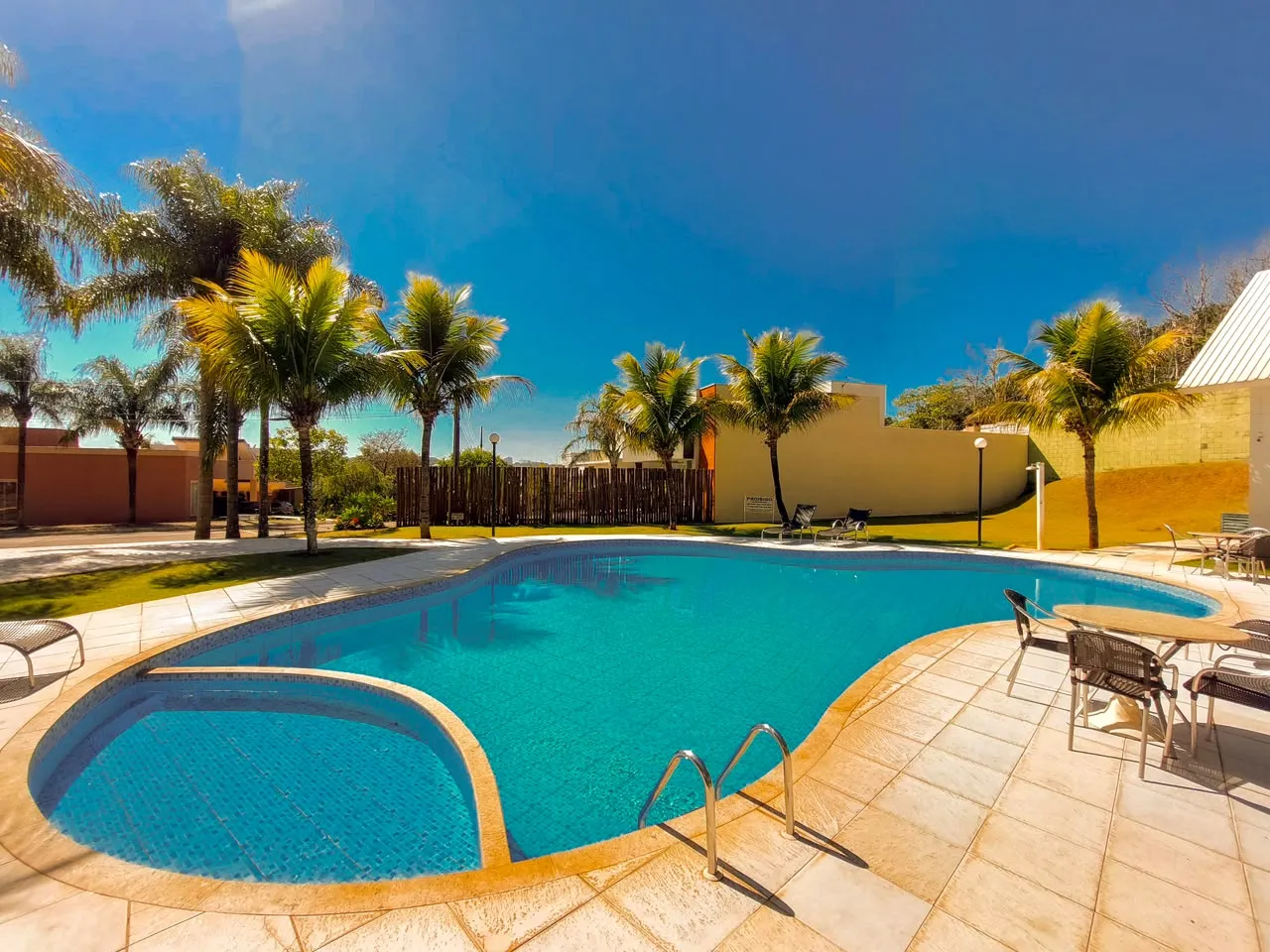 CONDOMINIO GOLDEN HILL RESIDENCE