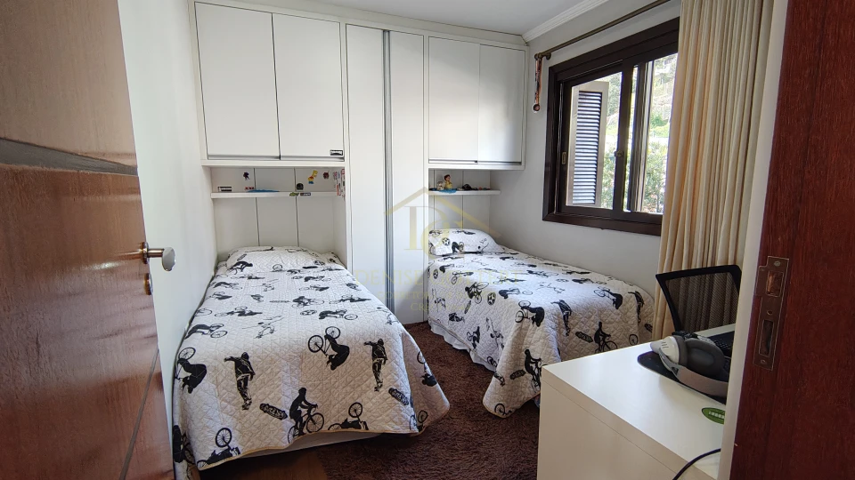 Imagens do imóveis CASA AMPLA COM 4 DORMITÓRIOS, PÁTIO , DOIS PAVIMENTOS NO VILA VERDE.