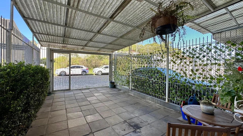 Imagens do imóveis Sobrado Individual  semimobiliado com dois dormitórios, e uma vaga de garagem coberta.,
