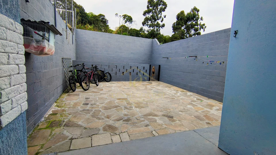 Imagens do imóveis Casa com dois dormitórios, seminova, com pátio na frente e fundos.