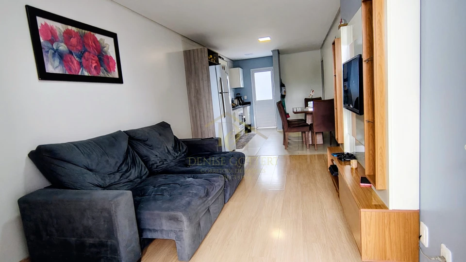 Imagens do imóveis Casa com dois dormitórios, seminova, com pátio na frente e fundos.