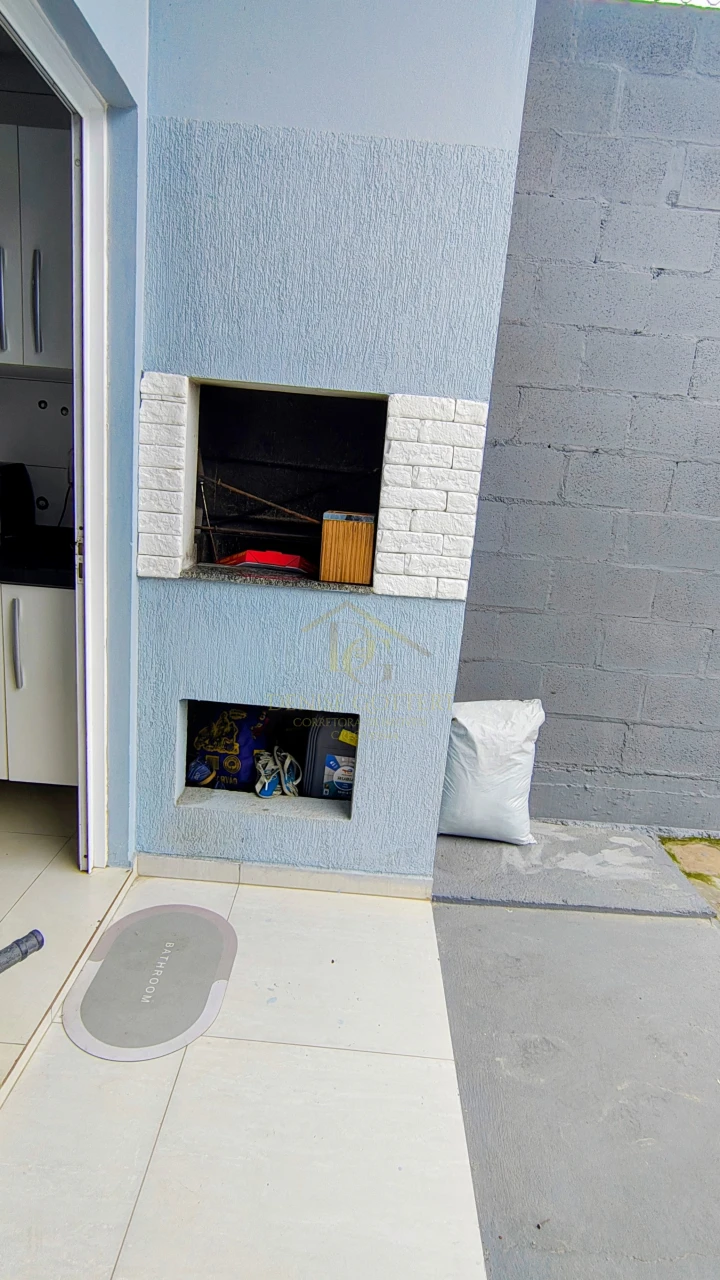 Imagens do imóveis Casa com dois dormitórios, seminova, com pátio na frente e fundos.