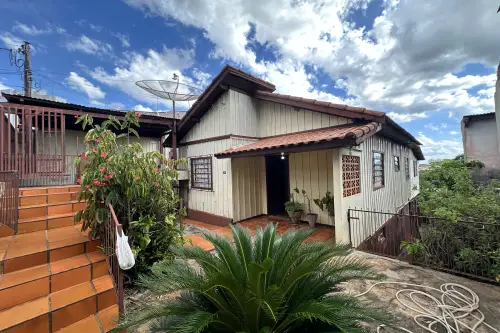 Casa na Rua Tasso Fragoso próximo Av. Maringá
