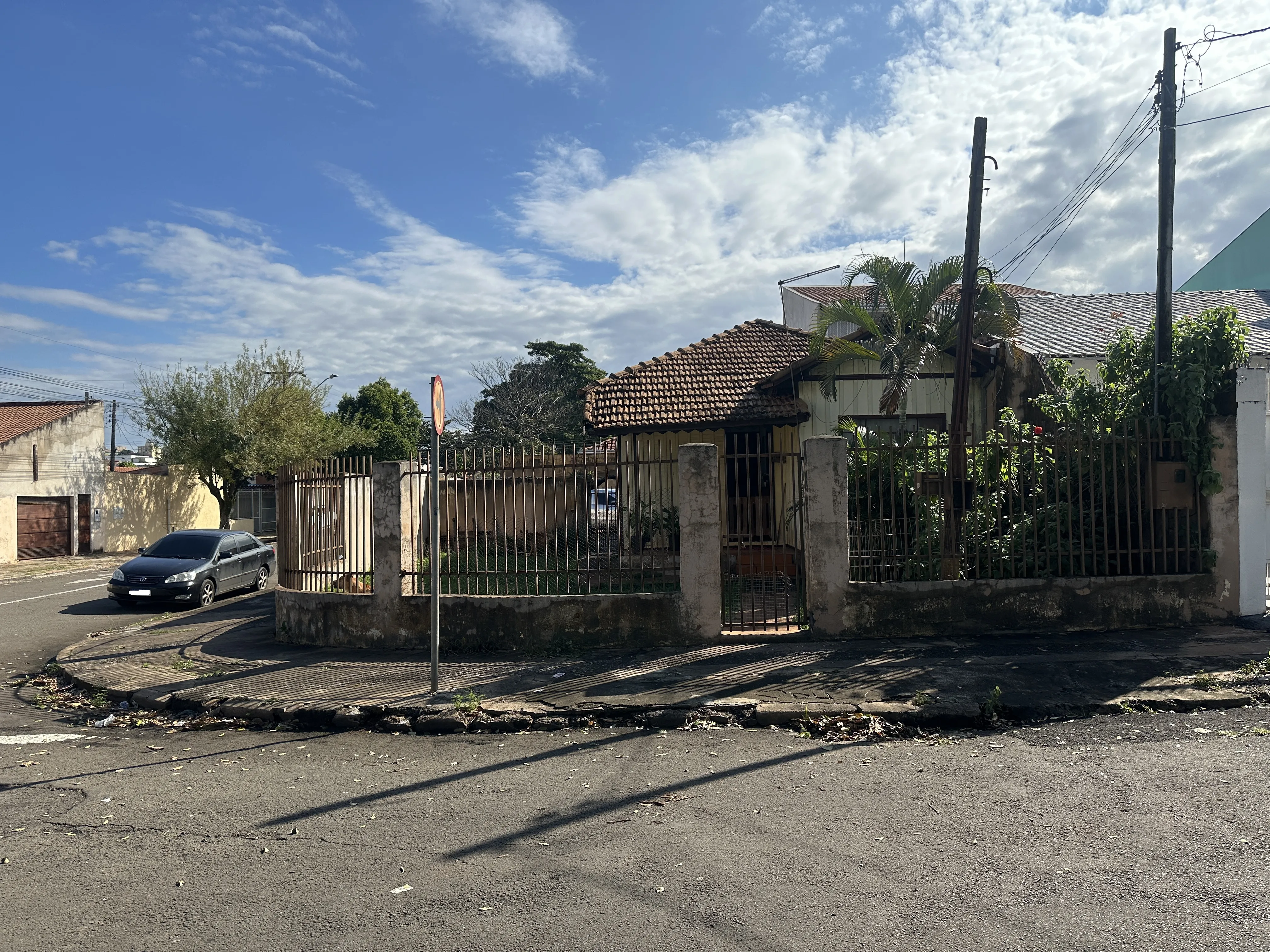 Terreno com casa de madeira na Vila Recreio