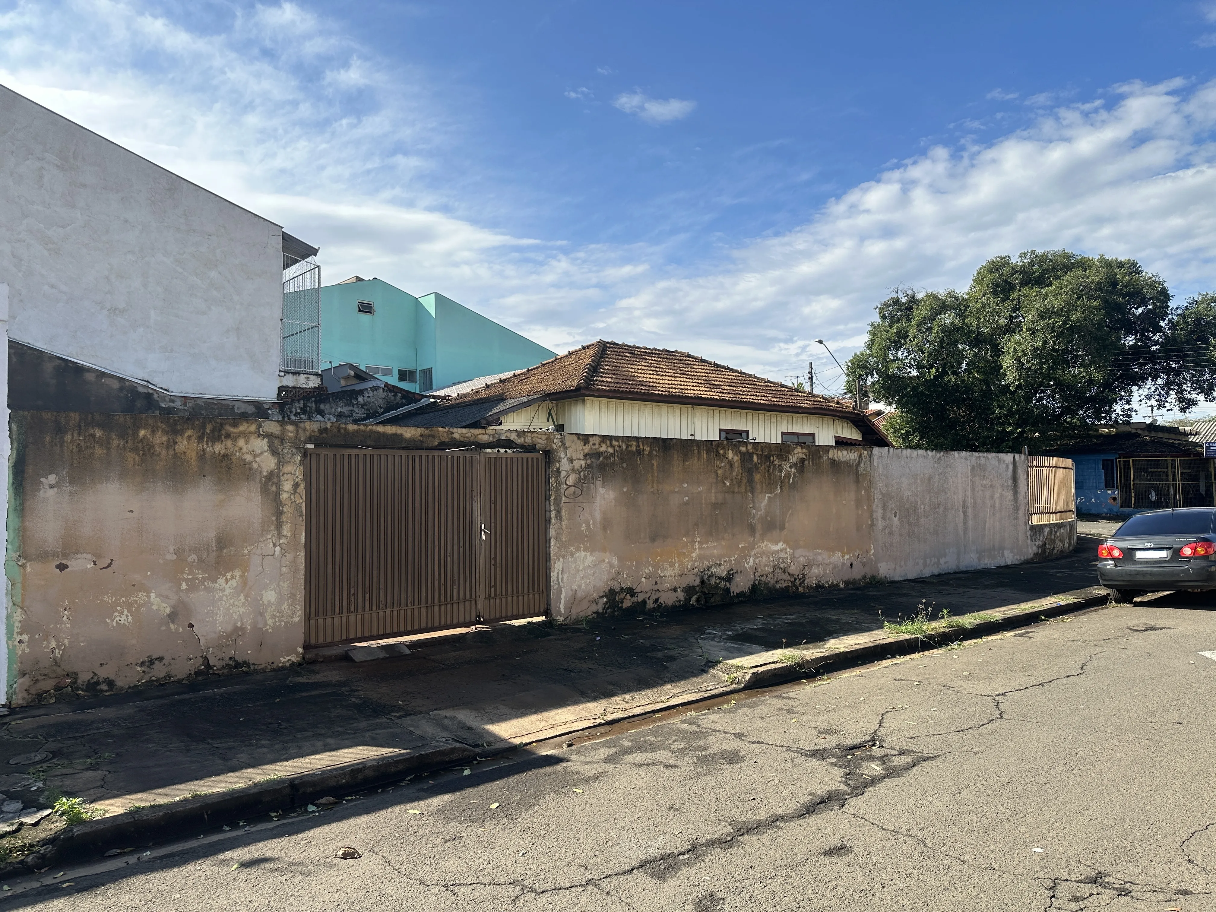 Terreno com casa de madeira na Vila Recreio
