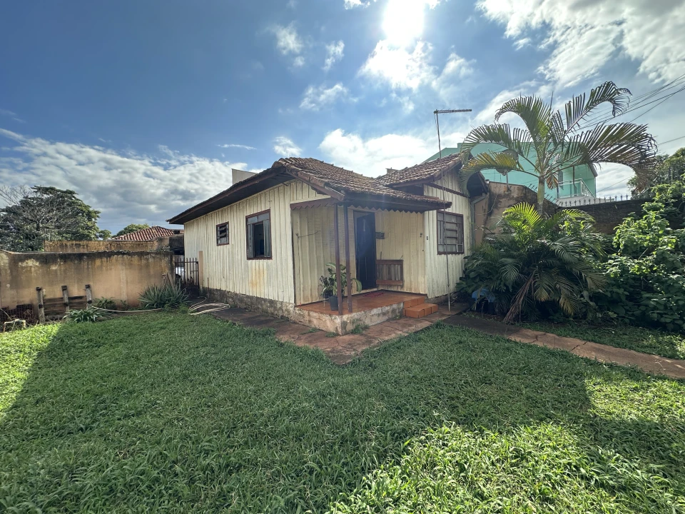 Terreno com casa de madeira na Vila Recreio