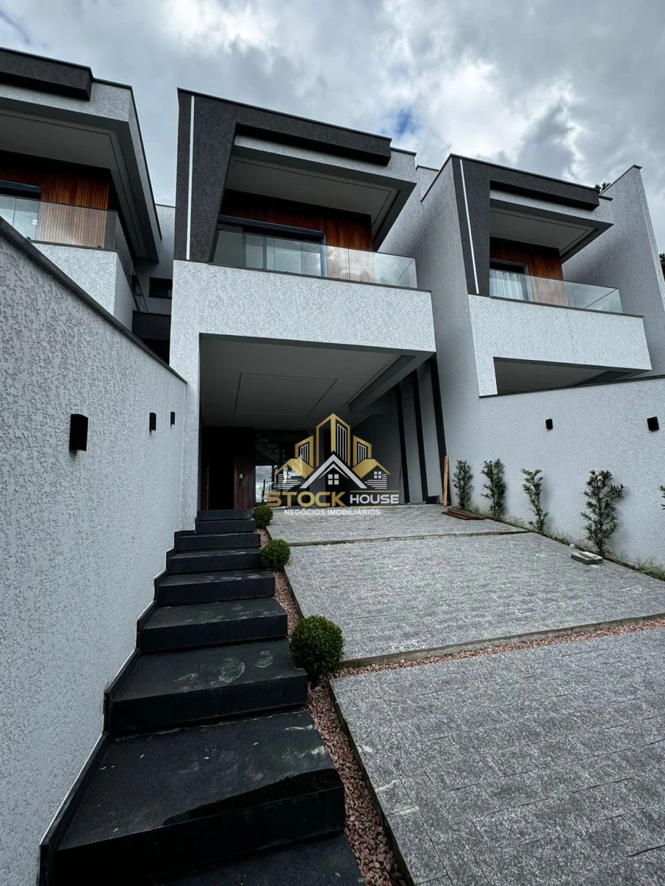 EXCEPCIONAL SOBRADO GEMINADO, 3 SUÍTES, A VENDA EM JOINVILLE