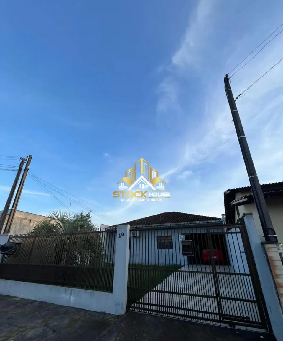 CASA SEMI MOBILIADA, 3 QUARTOS, A VENDA EM JOINVILLE