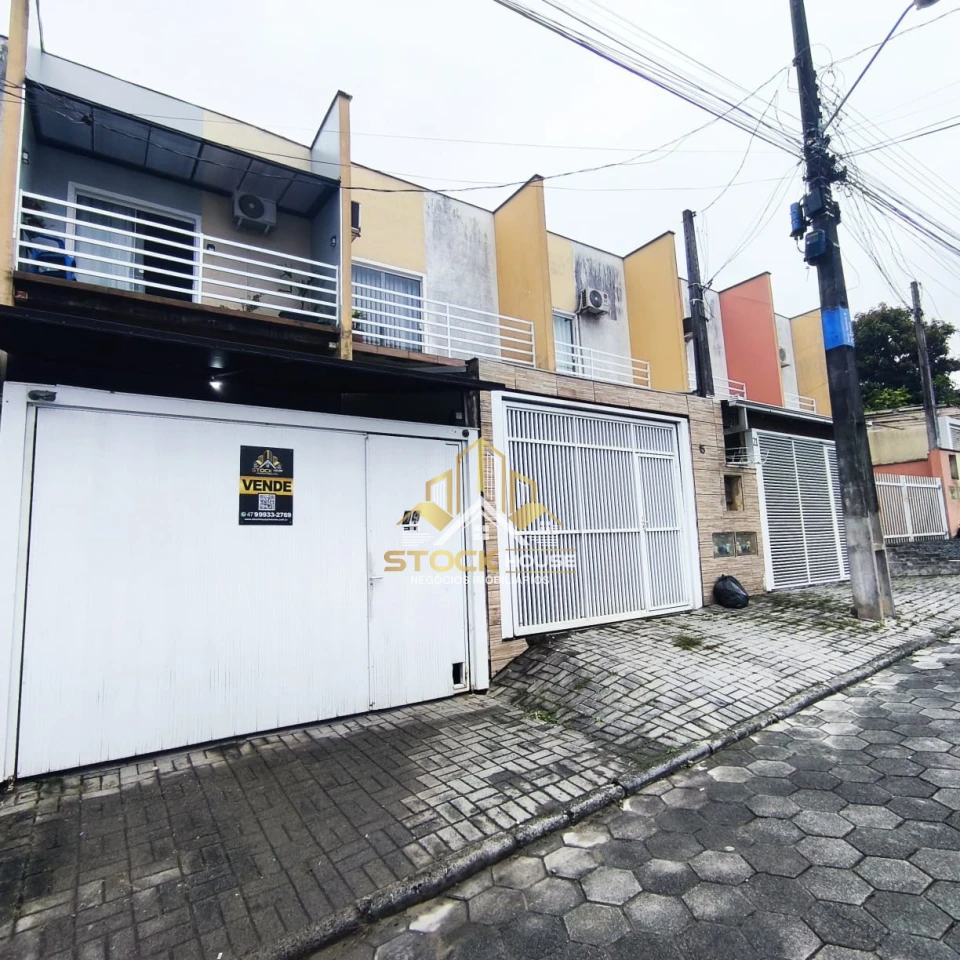 SOBRADO GEMINADO SEMI MOBILIADO, 2 QUARTOS, A VENDA EM JOINVILLE