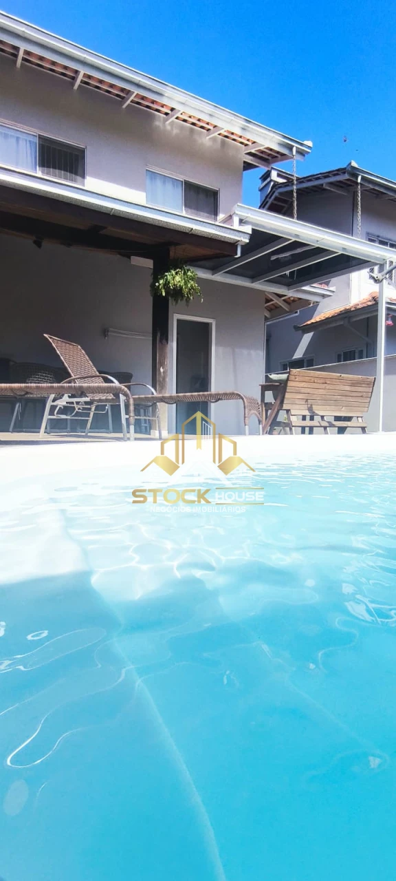 Sobrado Geminado com piscina à venda