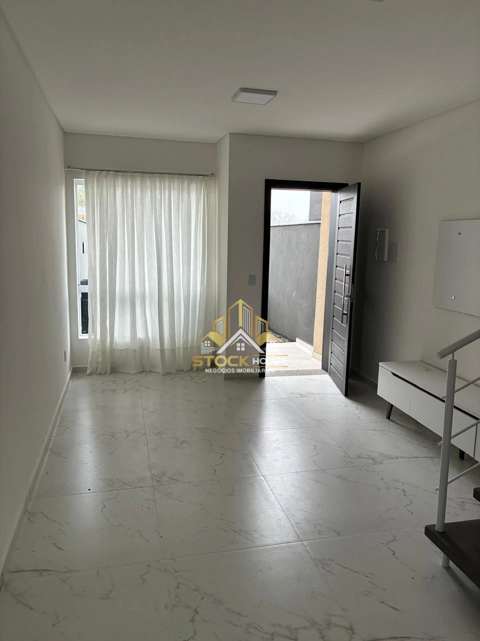 SOBRADO GEMINADO SEMI MOBILIADO, 2 QUARTOS À VENDA