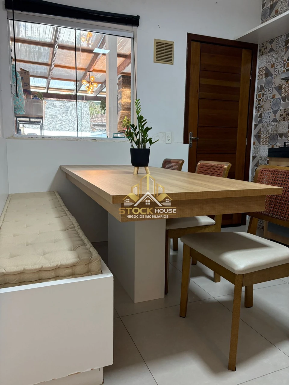 SOBRADO GEMINADO SEMI MOBILIADO