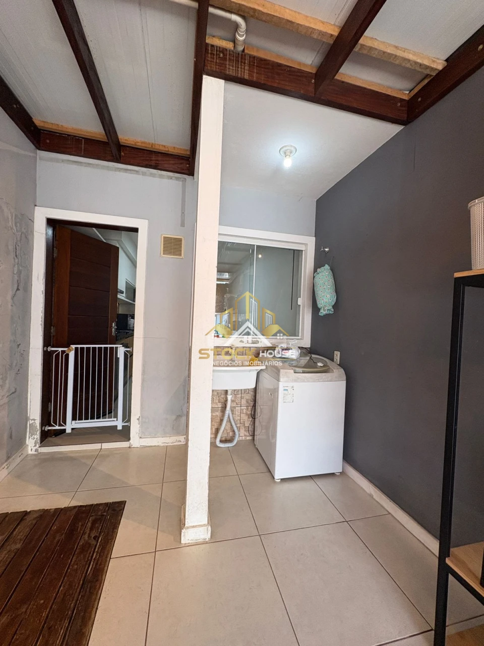 SOBRADO GEMINADO SEMI MOBILIADO