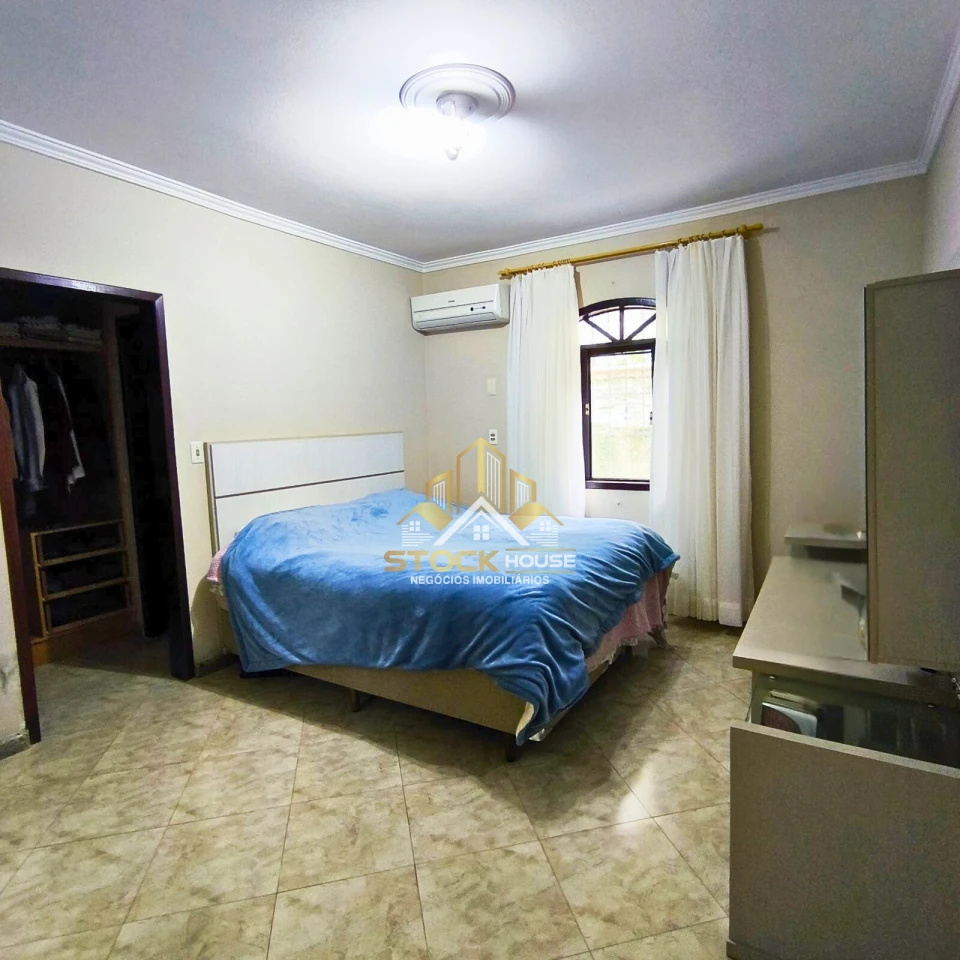 CASA SEMI MOBILIADA COM 1 SUÍTE + 2 QUARTOS, A VENDA EM JOINVILLE