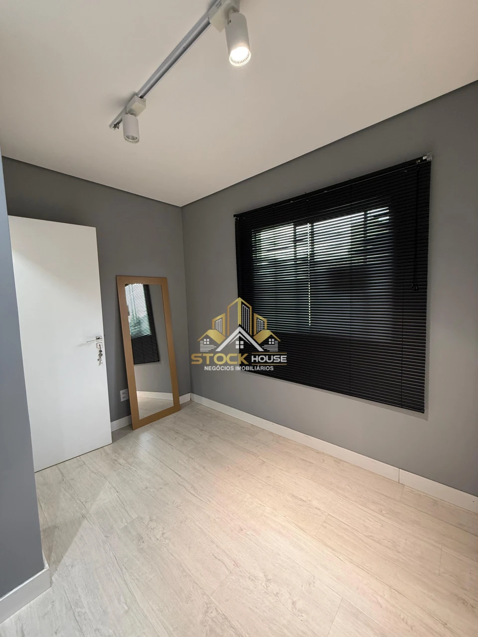 APARTAMENTO SEMI MOBILIADO, 2 QUARTOS, A VENDA EM JOINVILLE