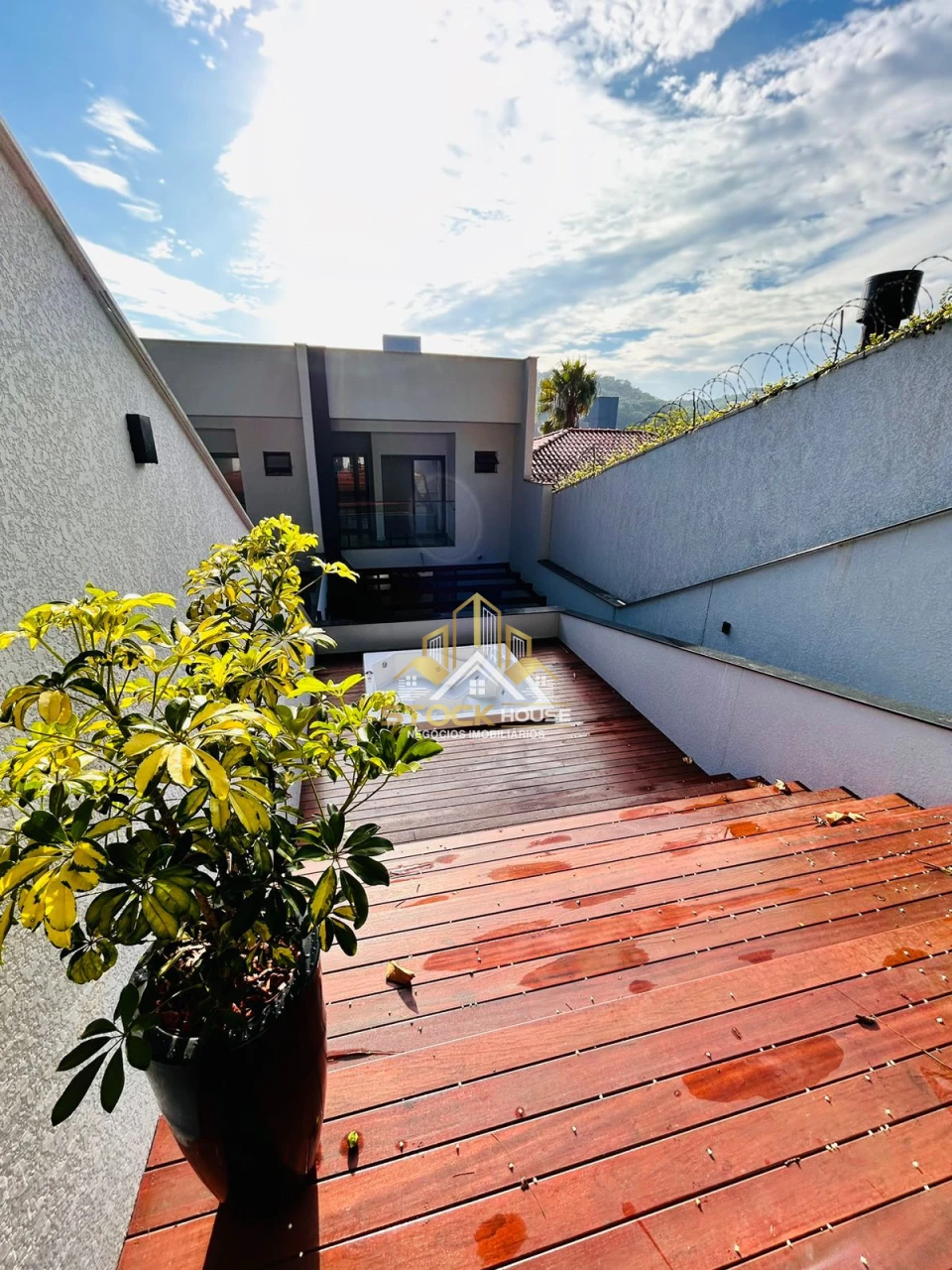 EXCEPCIONAL SOBRADO GEMINADO, 3 SUÍTES, A VENDA EM JOINVILLE