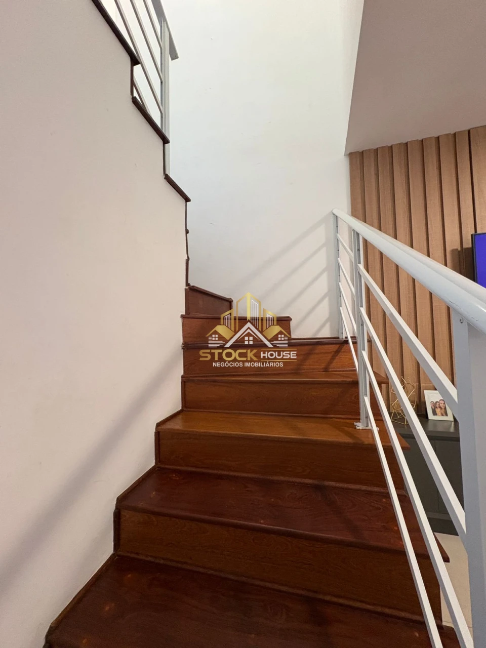 SOBRADO GEMINADO SEMI MOBILIADO