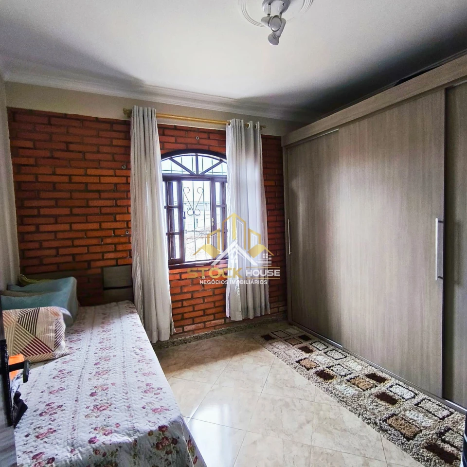 CASA SEMI MOBILIADA COM 1 SUÍTE + 2 QUARTOS, A VENDA EM JOINVILLE