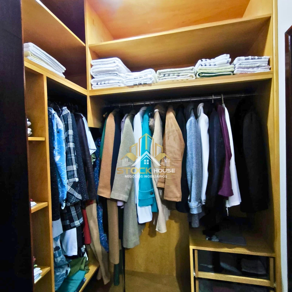 CASA SEMI MOBILIADA COM 1 SUÍTE + 2 QUARTOS, A VENDA EM JOINVILLE