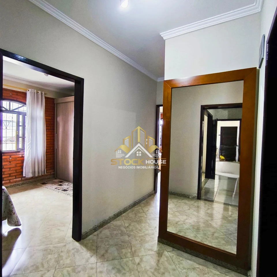 CASA SEMI MOBILIADA COM 1 SUÍTE + 2 QUARTOS, A VENDA EM JOINVILLE