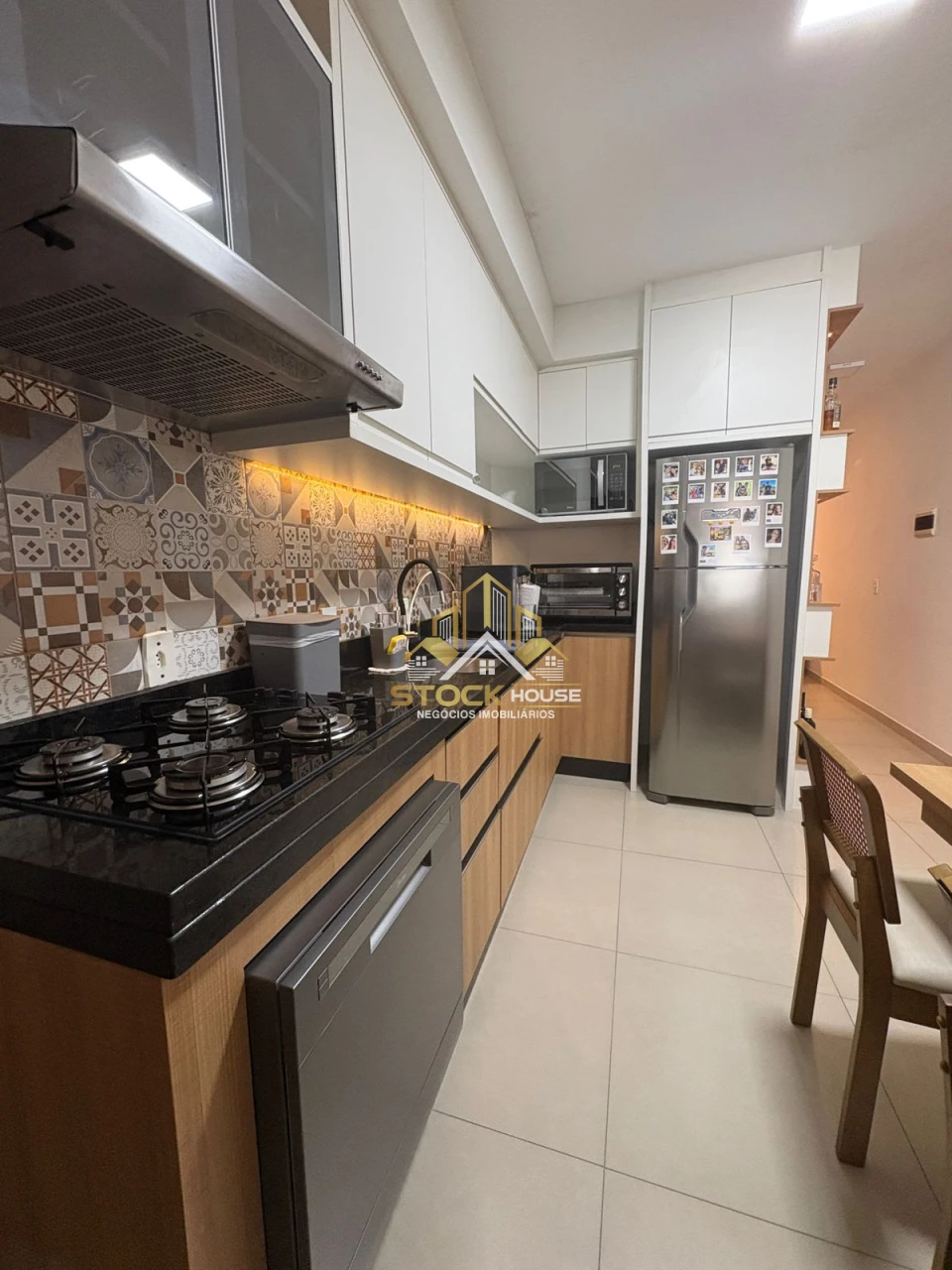 SOBRADO GEMINADO SEMI MOBILIADO