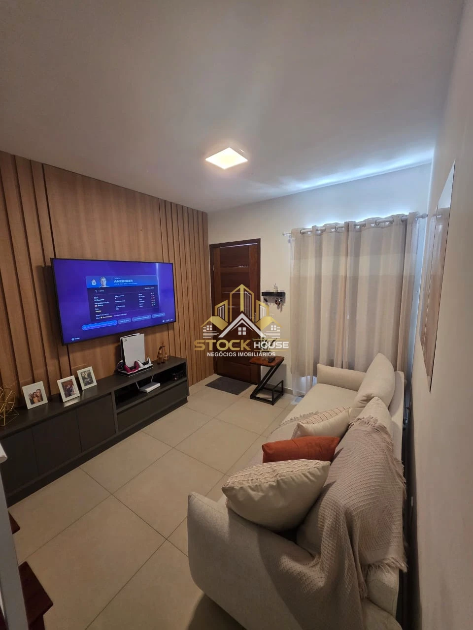 SOBRADO GEMINADO SEMI MOBILIADO