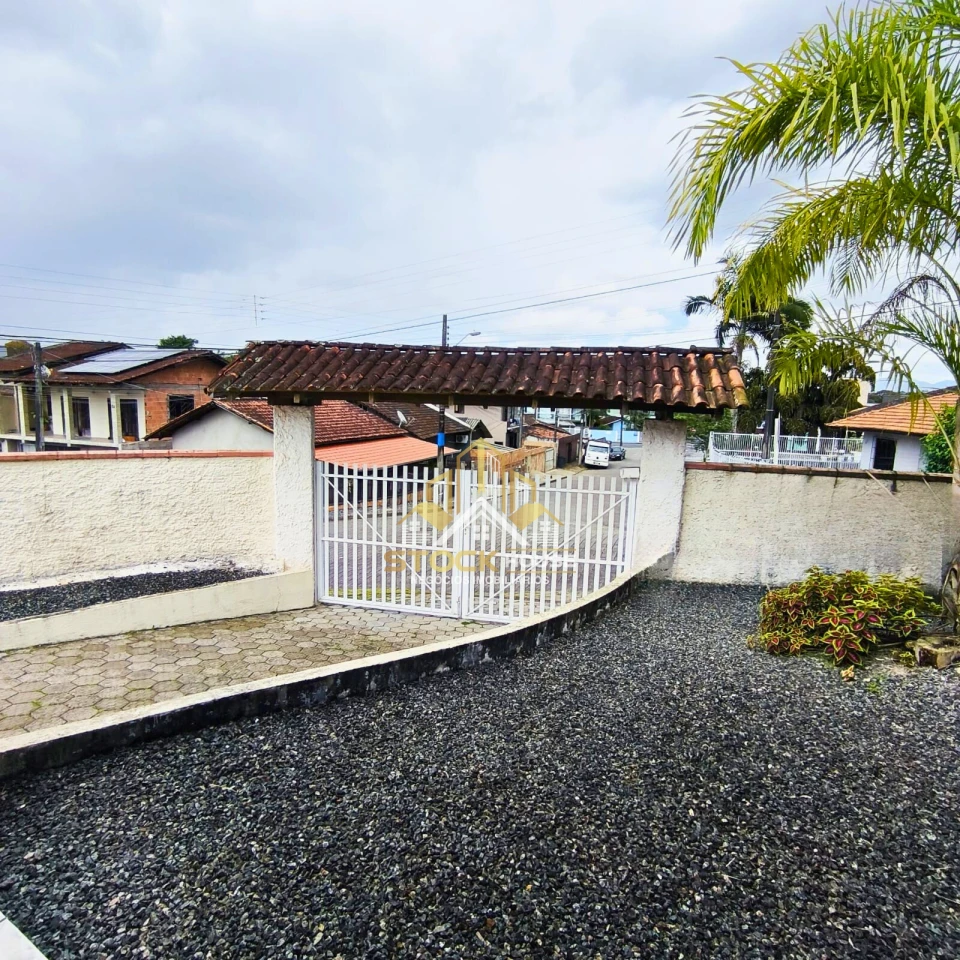 CASA SEMI MOBILIADA COM 1 SUÍTE + 2 QUARTOS, A VENDA EM JOINVILLE