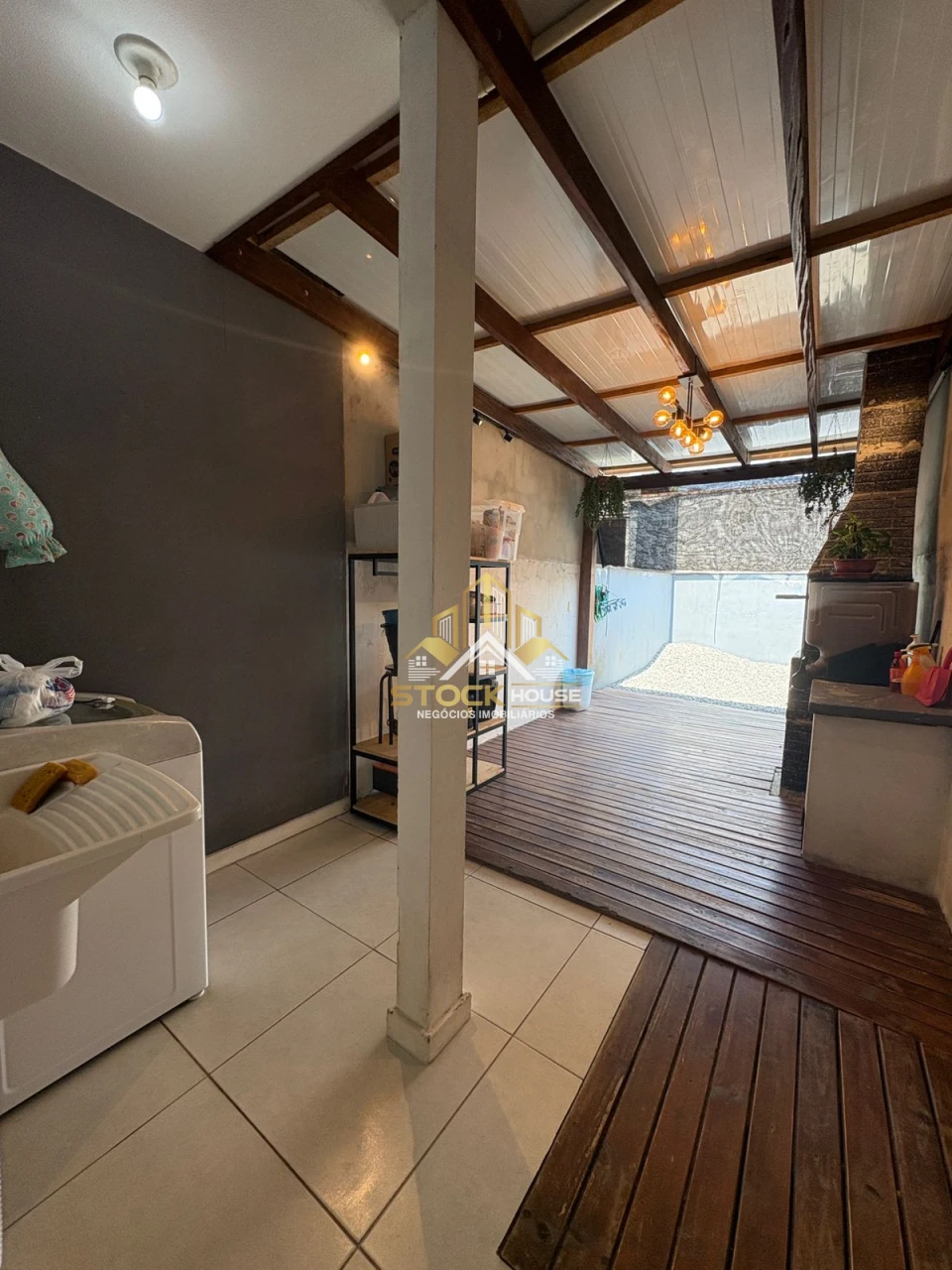 SOBRADO GEMINADO SEMI MOBILIADO