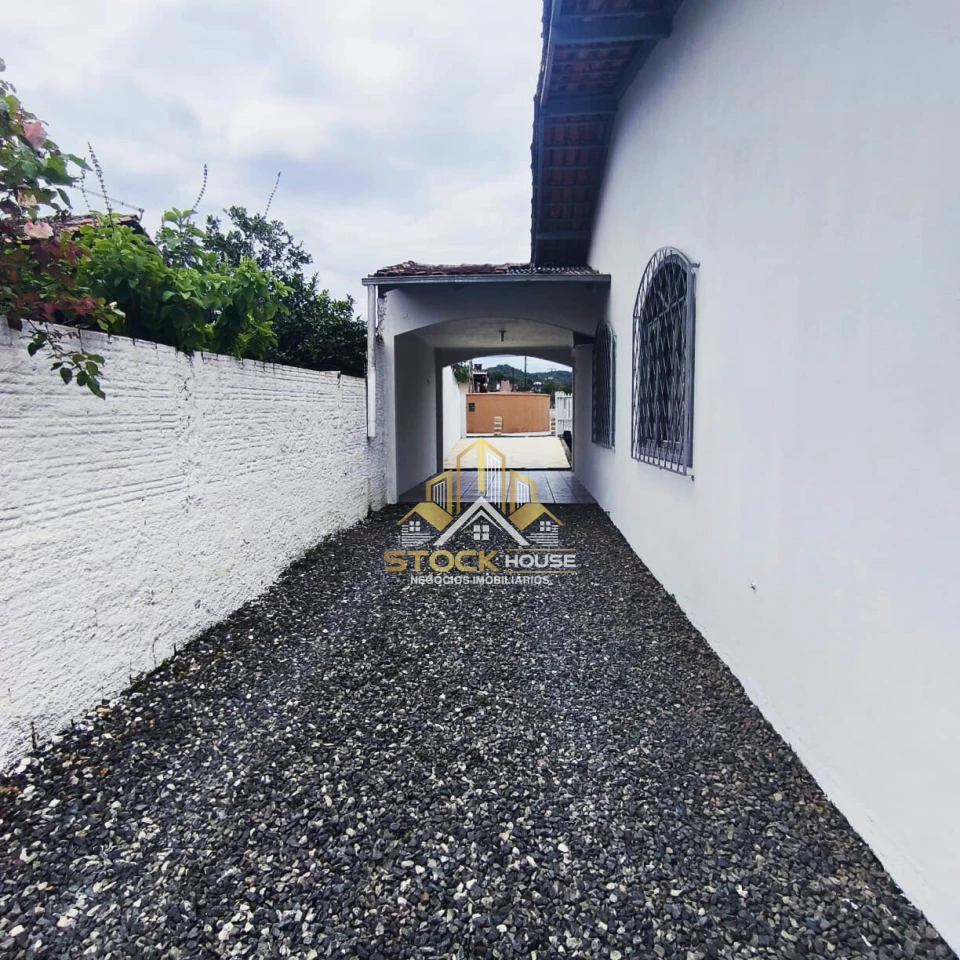 Imagens do imóveis CASA AVERBADA, SUÍTE + 2 QUARTOS, A VENDA EM JOINVILLE